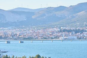 Queen's Lodge Mastrinka by Litto