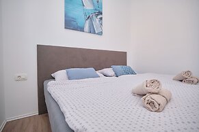 Queen's Lodge Mastrinka by Litto