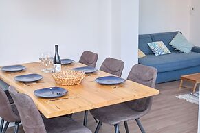 Queen's Lodge Mastrinka by Litto