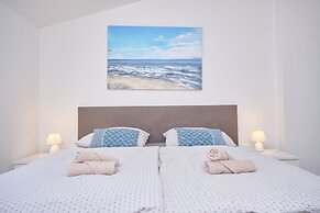 Queen's Lodge Mastrinka by Litto