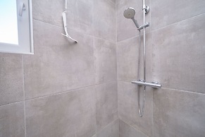 Queen's Lodge Mastrinka by Litto