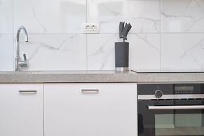 Queen's Lodge Mastrinka by Litto