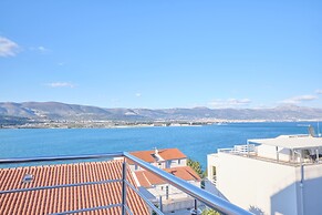 Queen's Lodge Mastrinka by Litto