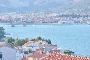 Queen's Lodge Mastrinka by Litto