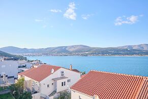 Queen's Lodge Mastrinka by Litto