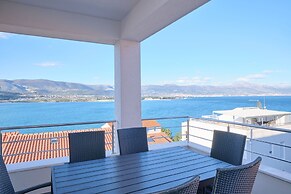 Queen's Lodge Mastrinka by Litto