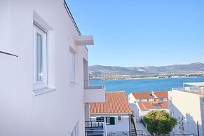 Queen's Lodge Mastrinka by Litto