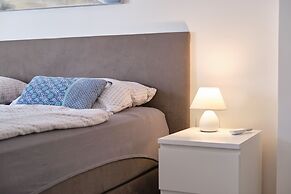 Queen's Lodge Mastrinka by Litto