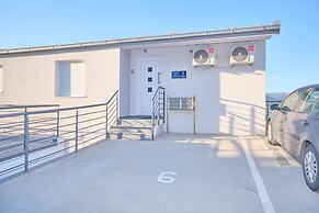 Queen's Lodge Mastrinka by Litto