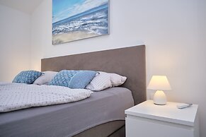 Queen's Lodge Mastrinka by Litto