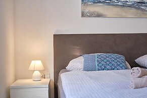 Queen's Lodge Mastrinka by Litto