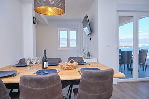 Queen's Lodge Mastrinka by Litto