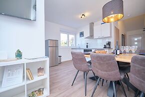 Queen's Lodge Mastrinka by Litto