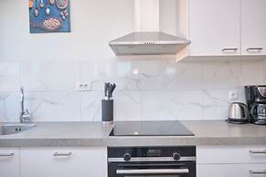 Queen's Lodge Mastrinka by Litto