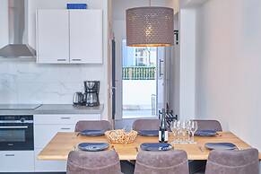 Queen's Lodge Mastrinka by Litto