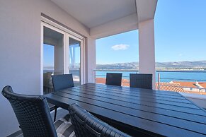 Queen's Lodge Mastrinka by Litto