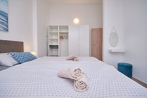 Queen's Lodge Mastrinka by Litto