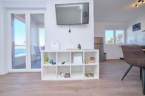 Queen's Lodge Mastrinka by Litto