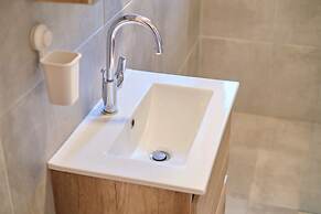 Queen's Lodge Mastrinka by Litto