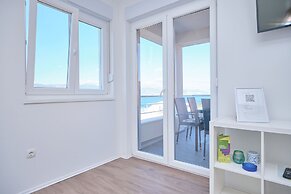 Queen's Lodge Mastrinka by Litto