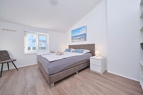 Queen's Lodge Mastrinka by Litto