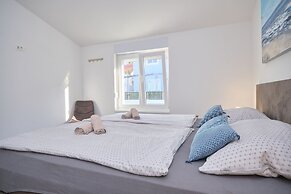 Queen's Lodge Mastrinka by Litto