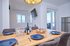 Queen's Lodge Mastrinka by Litto