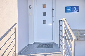 Queen's Lodge Mastrinka by Litto