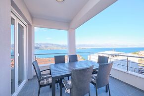 Queen's Lodge Mastrinka by Litto