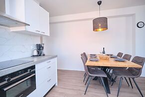 Queen's Lodge Mastrinka by Litto