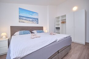 Queen's Lodge Mastrinka by Litto