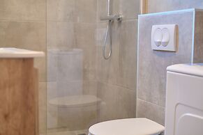 Queen's Lodge Mastrinka by Litto