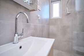 Queen's Lodge Mastrinka by Litto