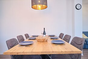 Queen's Lodge Mastrinka by Litto