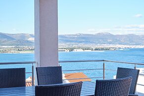 Queen's Lodge Mastrinka by Litto