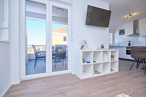 Queen's Lodge Mastrinka by Litto