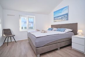 Queen's Lodge Mastrinka by Litto