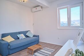 Queen's Lodge Mastrinka by Litto