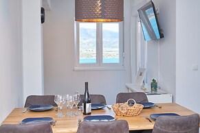 Queen's Lodge Mastrinka by Litto