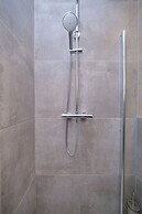 Queen's Lodge Mastrinka by Litto