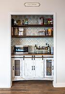 Westside Mountain View 2 Bedroom Home by RedAwning