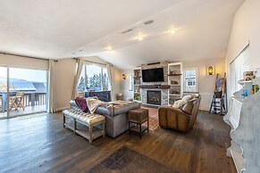 Westside Mountain View 2 Bedroom Home by RedAwning