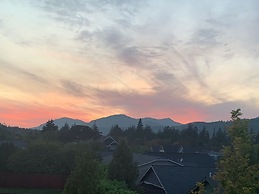 Westside Mountain View 2 Bedroom Home by RedAwning