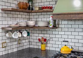 Westside Mountain View 2 Bedroom Home by RedAwning