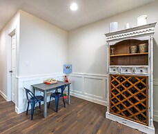 Westside Mountain View 2 Bedroom Home by RedAwning