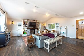 Westside Mountain View 2 Bedroom Home by RedAwning