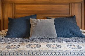 Westside Mountain View 2 Bedroom Home by RedAwning