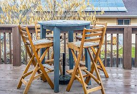 Westside Mountain View 2 Bedroom Home by RedAwning