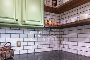 Westside Mountain View 2 Bedroom Home by RedAwning