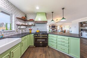 Westside Mountain View 2 Bedroom Home by RedAwning